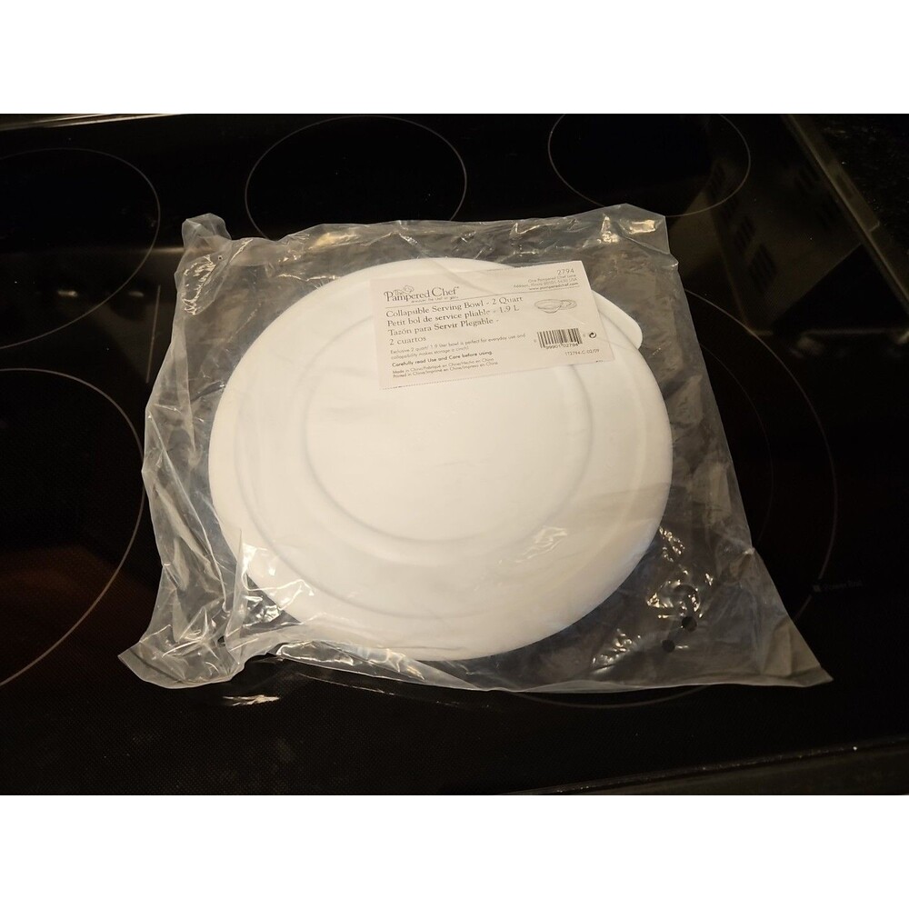 New Pampered Chef 2 Quart Collapsible Serving Bowl & Lid Silicone Green White